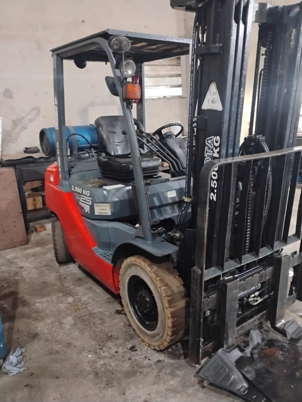 Empilhadeira de 2.500 kg em manutenção na JF Empilhadeiras