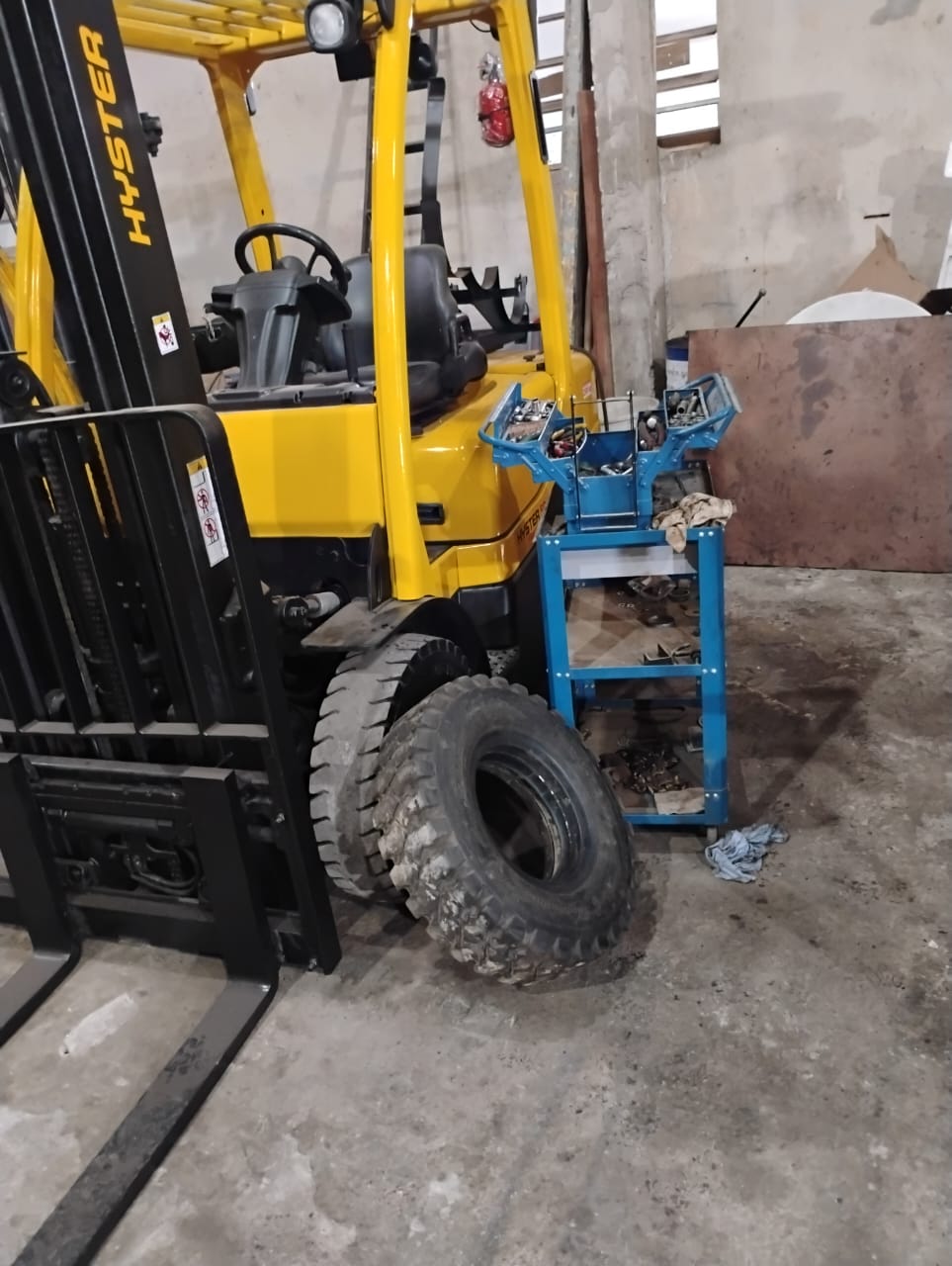 Empilhadeira Hyster em manutenção na oficina da JF Empilhadeiras
